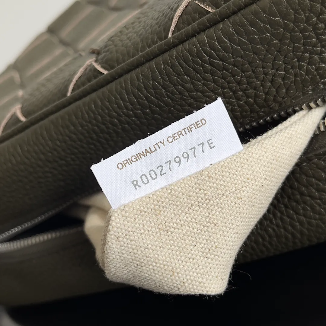 Those who have touched Batch 1820 cowhide with lychee pattern must understand that it is soft and high-grade. BOTTEGA VENETA's 2024 new men's INTRECCIATO woven camera bag uses lychee pattern and classic weaving to enhance the texture of the entire bag. It is durable and the matte material is very suitable for autumn and winter wear. In terms of capacity, this bag is not inferior to other bags. It has compartments inside, making it easy to store important things. Style number: 755925 Size: 29*19.5*7.5cm